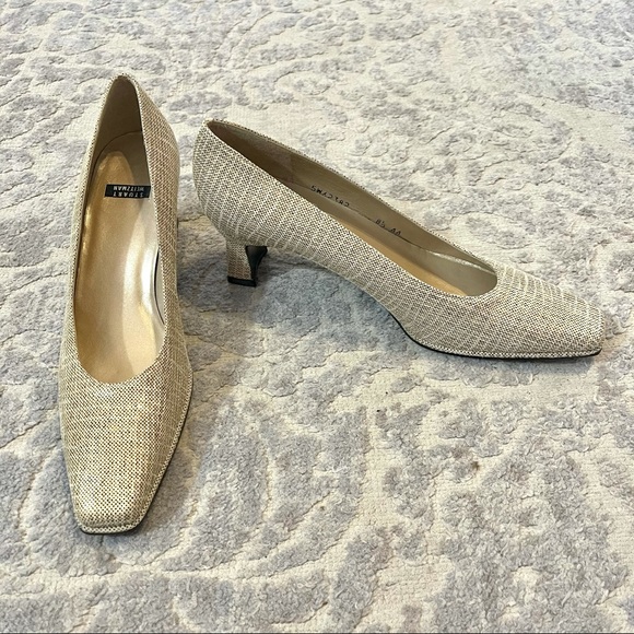 New STUART WEITZMAN Tan Patent Leather Pumps - Picture 4 of 8